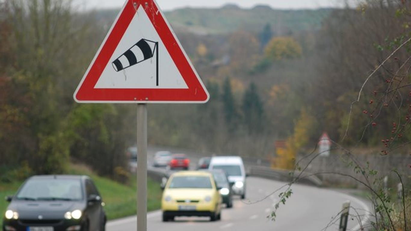 Warnung vor dem Winde: Besonders wenn solche Warnzeichen darauf hinweisen, sollten sich Autofahrer auf Seitenwind einstellen.