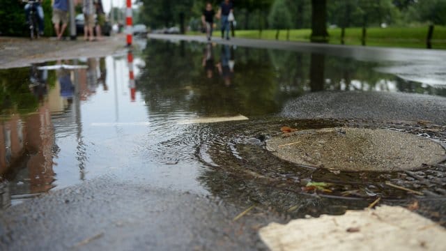 Läuft die Kanalisation voll und es kommt zu Schäden im Haus, springt nicht automatisch die Hausrat- und Wohngebäudeversicherung ein.