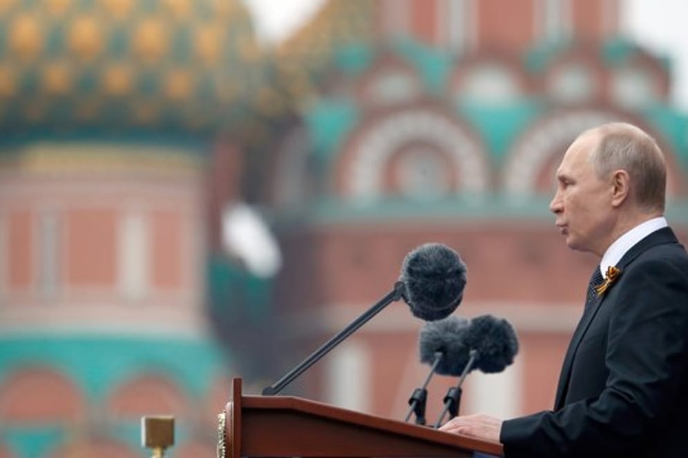 Wladimir Putin spricht während der Militärparade, mit der an das Ende des Zweiten Weltkriegs erinnert wird.