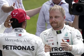 Einen eventuell aufkommenden Konkurrenzkampf zwischen den Mercedes-Piloten Valtteri Bottas (r) und Lewis Hamilton will Motorsportchef Wolff zeitig unterbinden.