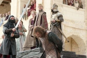 Lieber gemeinsam leiden: Harte Szenen bei Game of Thrones, wie die Enthauptung von Ned Stark, schaut man lieber in der Gruppe.