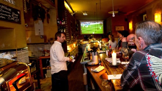 Auch eine Möglichkeit das Finale der Champions League zu sehen: Zusammen mit anderen Fußballfans in einer Sportsbar. Auch eine Möglichkeit das Finale der Champions League zu sehen: Zusammen mit anderen Fußballfans in einer Sportsbar.