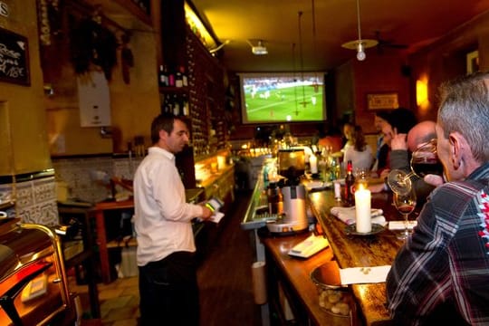 Auch eine Möglichkeit das Finale der Champions League zu sehen: Zusammen mit anderen Fußballfans in einer Sportsbar.