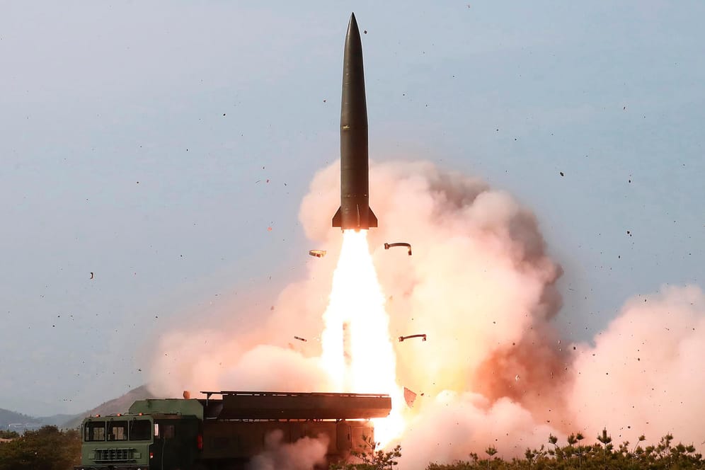 Dieses von der nordkoreanischen Regierung zur Verfügung gestellte Foto zeigt einen Test von Waffensystemen in Nordkorea.
