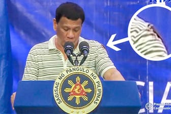 Bohol: Bei einer Wahlkampfveranstaltung krabbelt plötzlich eine Kakerlake über den philippinischen Präsidenten Duterte.
