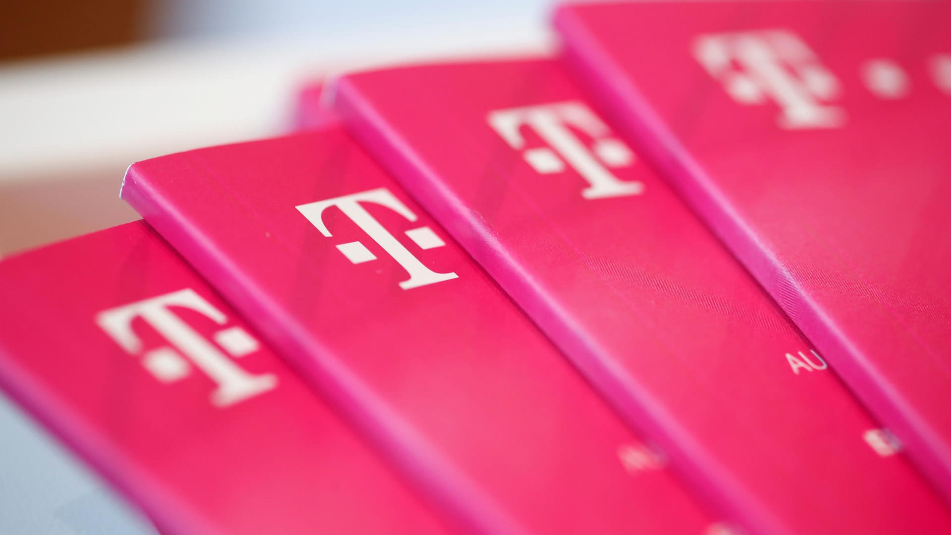 Broschüren zeigen das Logo der Deutschen Telekom: Derzeit läuft die Versteigerung der 5G-Mobilfunkfrequenzen, an der sich die Telekom beteiligt.