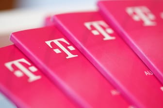 Broschüren zeigen das Logo der Deutschen Telekom: Derzeit läuft die Versteigerung der 5G-Mobilfunkfrequenzen, an der sich die Telekom beteiligt.
