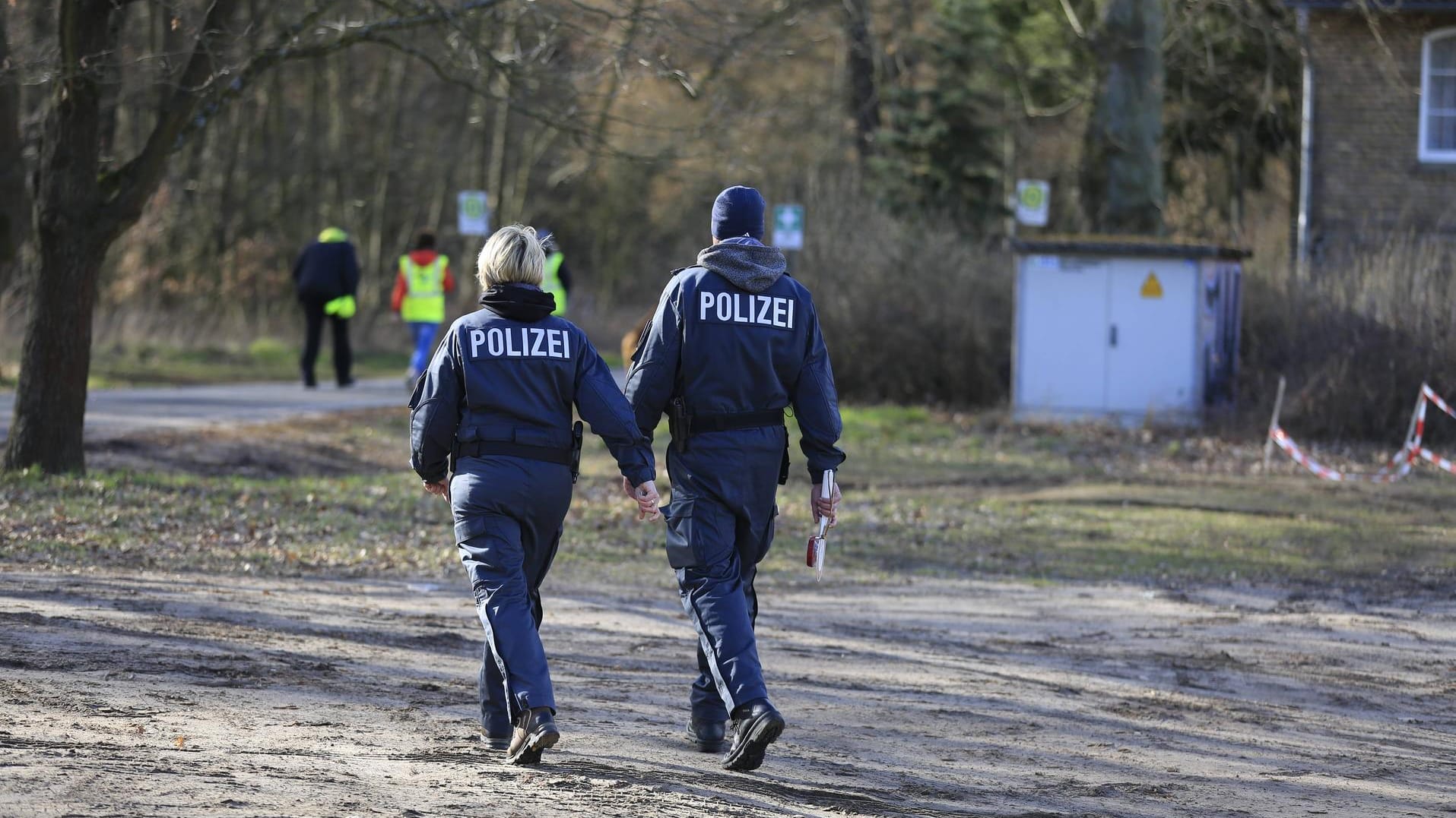 Polizei in Brandenburg (Symbolbild): Bei einer Razzia im Asylbewerberheim im Osten Deutschlands wurden vier Menschen verhaftet. Es soll sich um eine kriminelle Bande handeln.