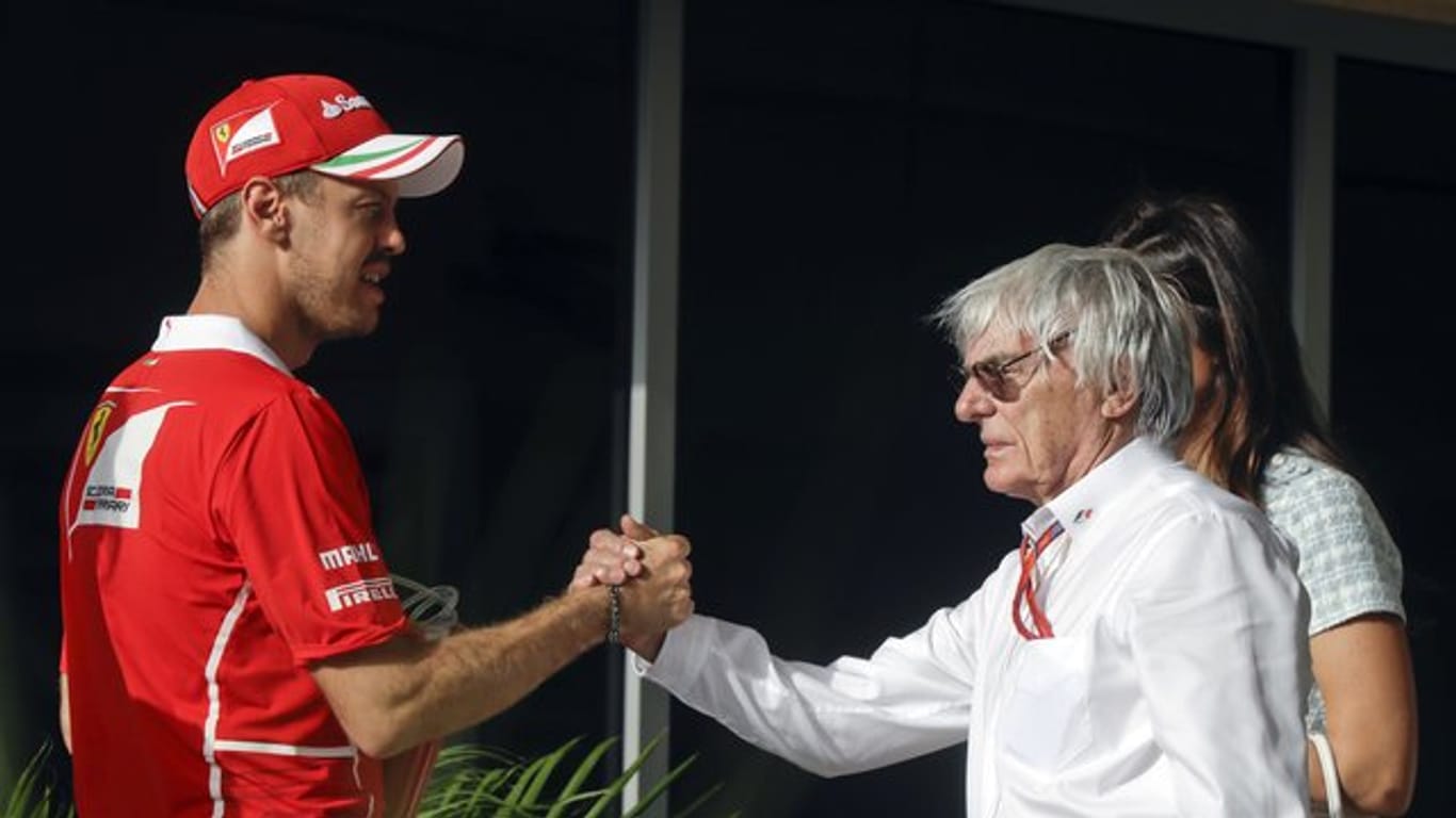 Ex-Formel-1-Chef Bernie Ecclestone (r) glaubt noch Ferrari-Fahrer Sebastian Vettel.