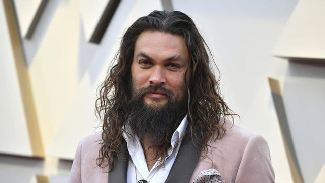 Jason Momoa ist auch Schlangenhalter.