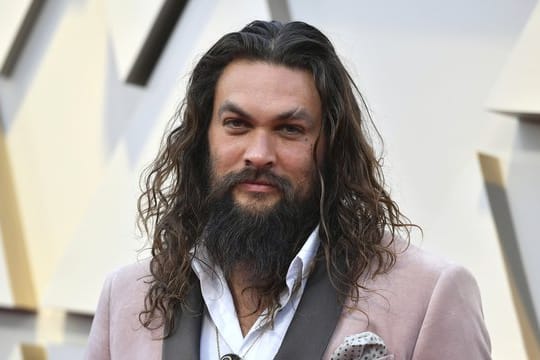 Jason Momoa ist auch Schlangenhalter.