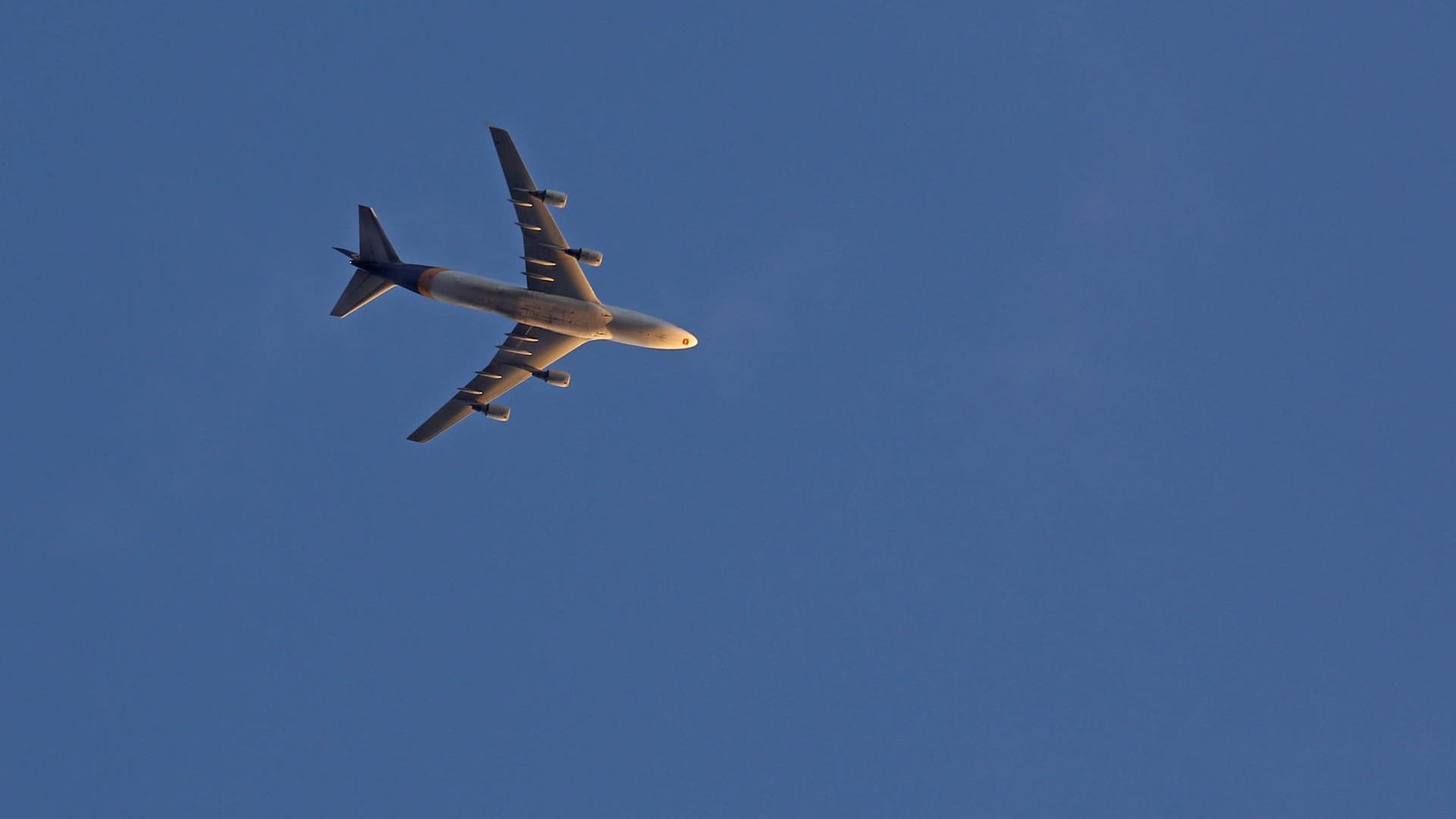 Ein Flugzeug am Himmel: Das Flugzeug musste zu seinem Starflughafen in Göteborg zurückkehren. (Symbolbild)