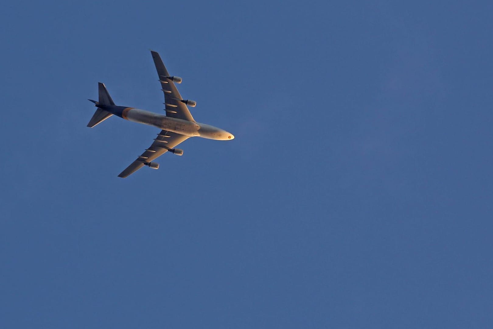 Ein Flugzeug am Himmel: Das Flugzeug musste zu seinem Starflughafen in Göteborg zurückkehren. (Symbolbild)