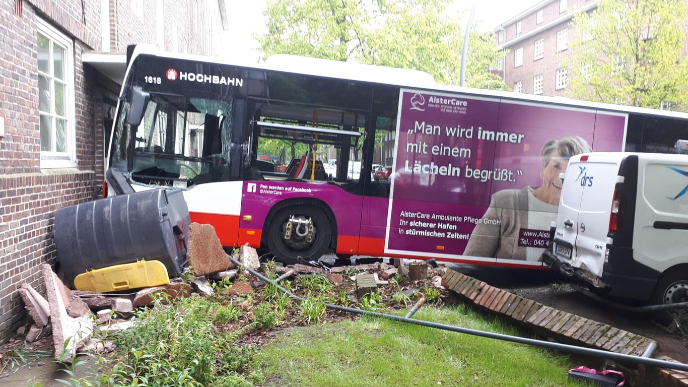 Hamburg: Ein Linienbus der Hochbahn steht nach einem Unfall im Vorgarten eines Mehrfamilienhauses im Stadtteil Barmbek.