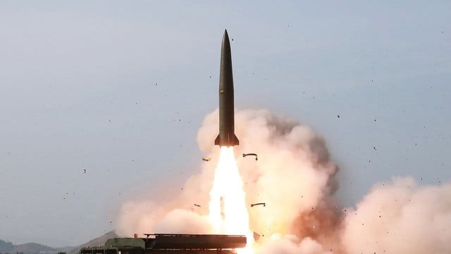 Dieses von der nordkoreanischen Regierung zur Verfügung gestellte Foto zeigt einen Test von Waffensystemen in Nordkorea. Dieses von der nordkoreanischen Regierung zur Verfügung gestellte Foto zeigt einen Test von Waffensystemen in Nordkorea.