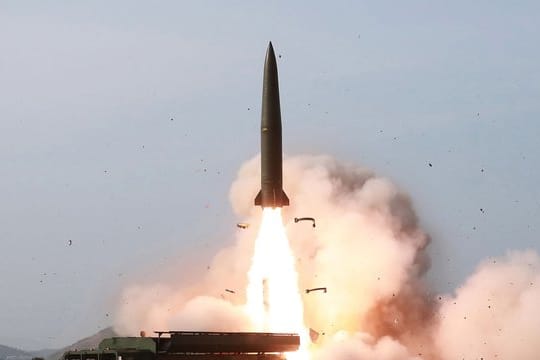 Dieses von der nordkoreanischen Regierung zur Verfügung gestellte Foto zeigt einen Test von Waffensystemen in Nordkorea.