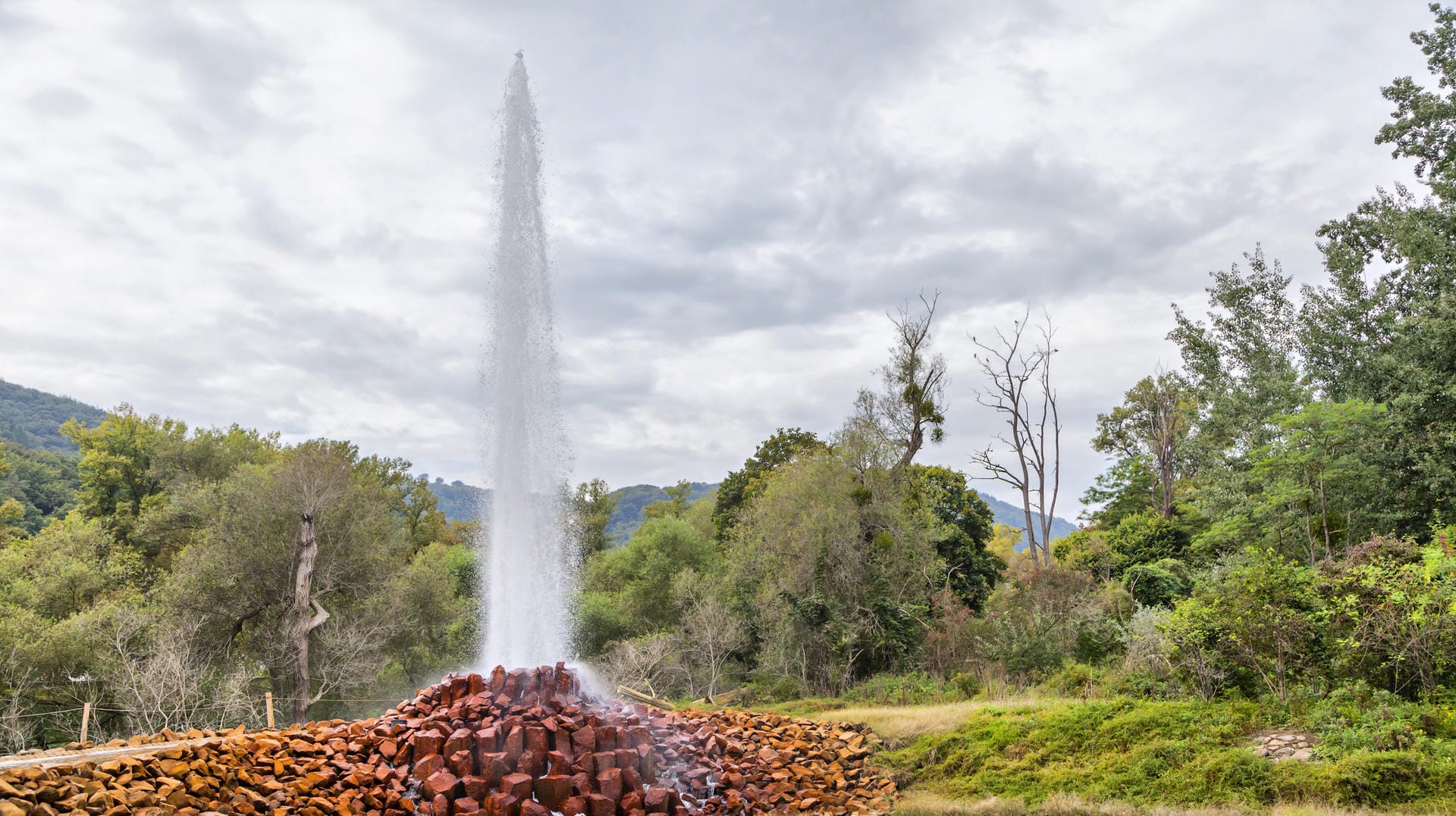 Wasserfontäne des Kaltwassergeysirs Andernach: Zu Beginn des 20. Jahrhunderts hielten Menschen das blubbernde Wasser für Faulgase.