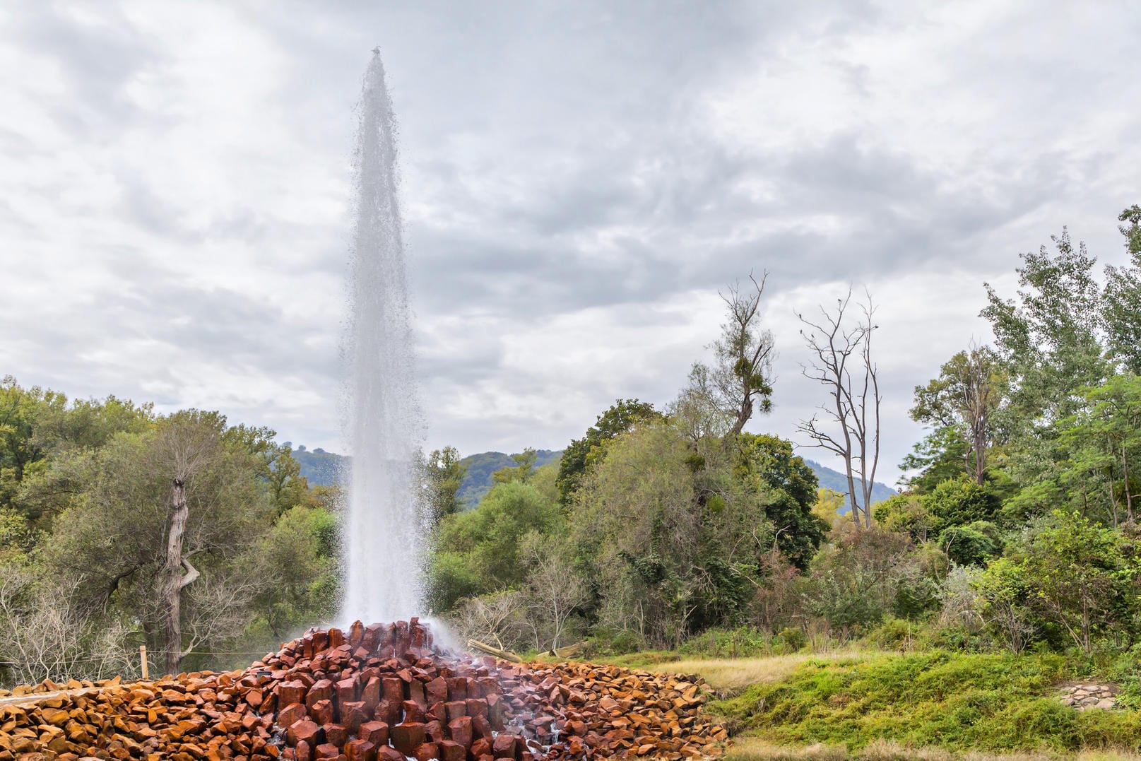 Wasserfontäne des Kaltwassergeysirs Andernach: Zu Beginn des 20. Jahrhunderts hielten Menschen das blubbernde Wasser für Faulgase.