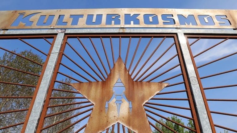 Das Wort "Kulturkosmos" steht über dem Tor der Fusion.
