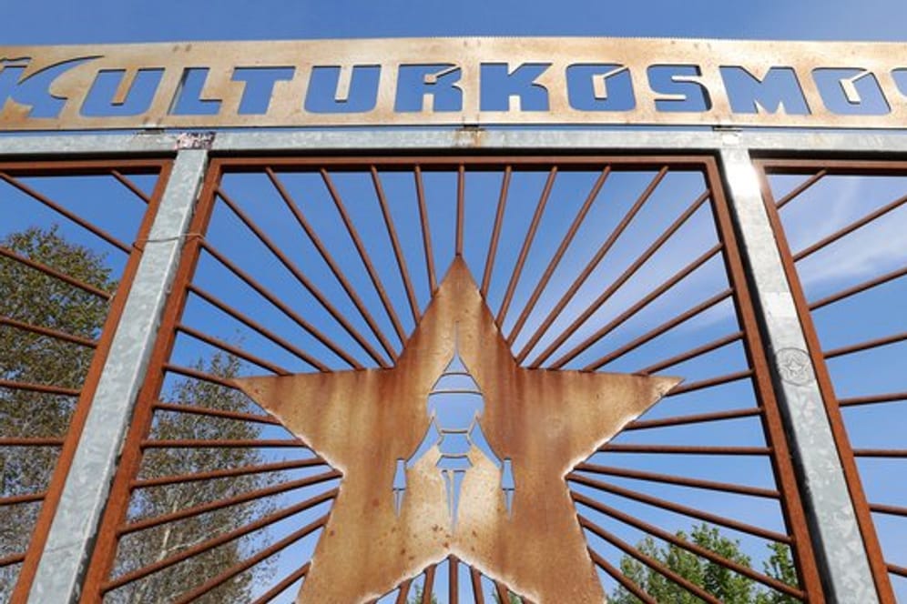 Das Wort "Kulturkosmos" steht über dem Tor der Fusion.