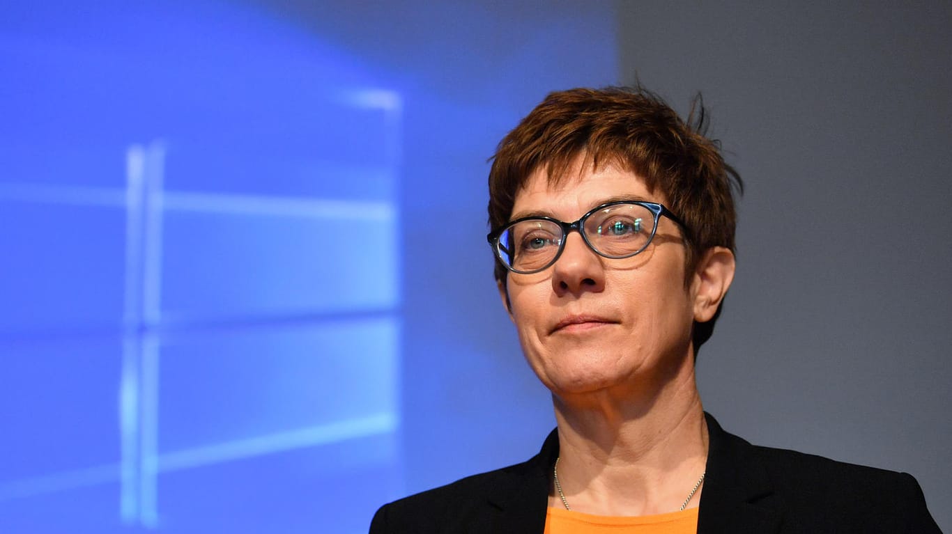 Die CDU-Chefin Annegret Kramp-Karrenbauer ist derzeit nicht voll einsatzfähig: Probleme am Auge verhinderten einen Auftritt.