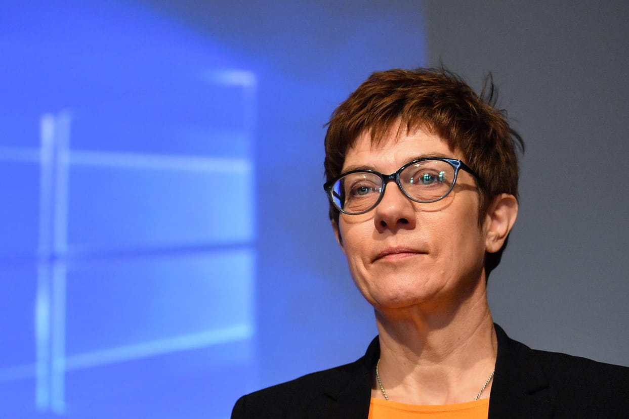 Die CDU-Chefin Annegret Kramp-Karrenbauer ist derzeit nicht voll einsatzfähig: Probleme am Auge verhinderten einen Auftritt.