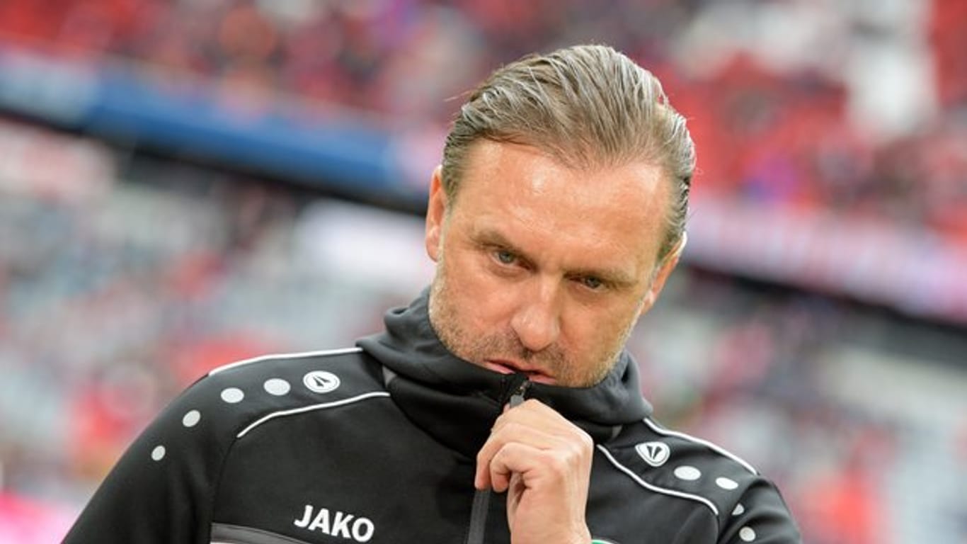 Trainer Thomas Doll braucht mit Hannover 96 für den Klassenverbleib ein Wunder.