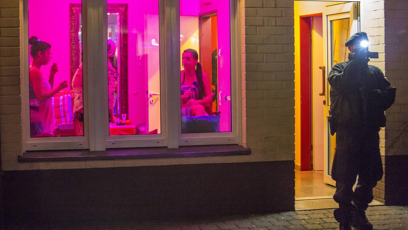 Eine Razzia in einem Oberhausener Bordell: Deutschland steht für seinen Umgang mit Prostitution in der Kritik. Droht das Land zum "Puff Europas" zu werden?