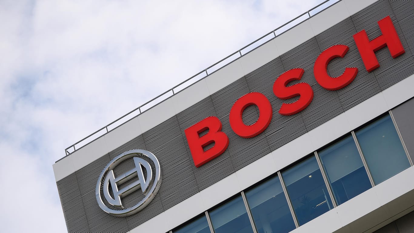 Das Bosch-Logo auf dem Forschungscampus: Bei dem weltgrößten Autozulieferer arbeiten insgesamt rund 50.000 Mitarbeiter im Diesel-Bereich, in Deutschland etwa 15.000.