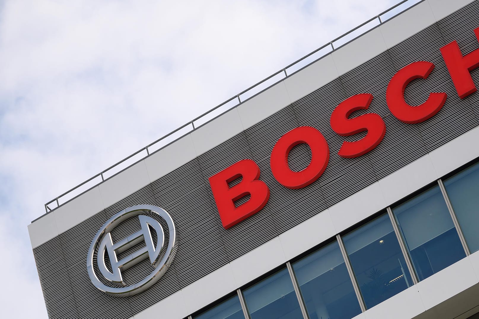 Das Bosch-Logo auf dem Forschungscampus: Bei dem weltgrößten Autozulieferer arbeiten insgesamt rund 50.000 Mitarbeiter im Diesel-Bereich, in Deutschland etwa 15.000.