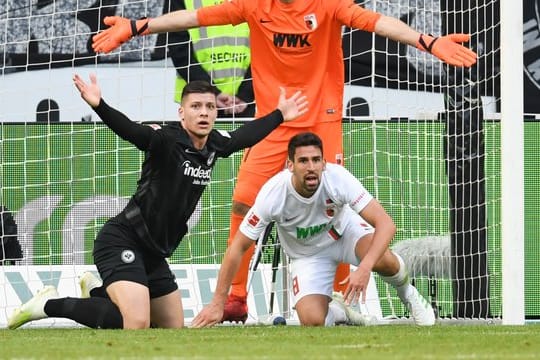 Rani Khedira (r) wird dem FC Augsburg fehlen.