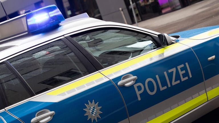 Polizeiwagen mit Blaulicht: Die Beamten wollten gerade den Zündschlüssels des Autos beschlagnahmen, als der Mann plötzlich Gas gab. (Symbolbild)