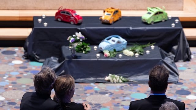 Trauernde sitzen bei der Gedenkfeier für Heidi Hetzer in der Kaiser-Wilhelm-Gedächtnis-Kirche.