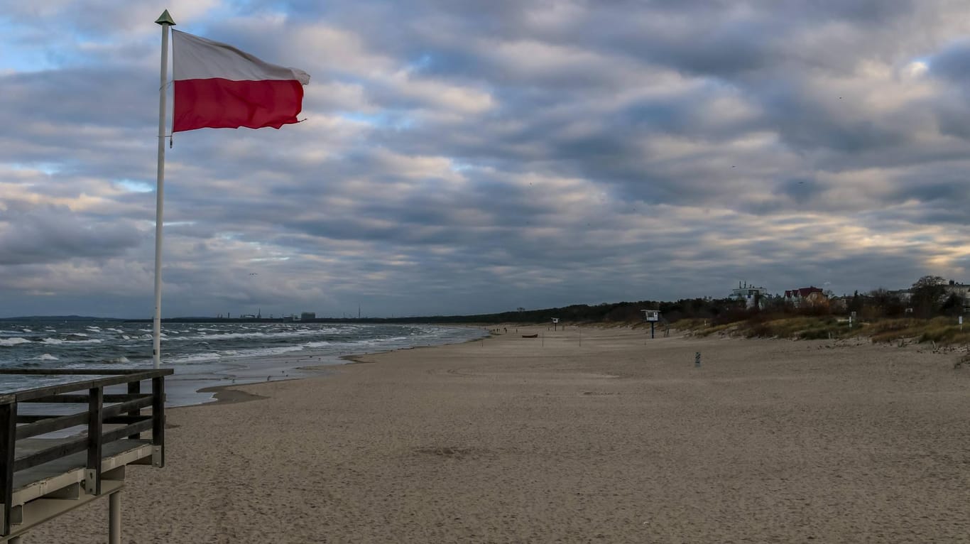 Eine polnische Flagge am Strand von Usedom: Das Auto des getöteten Mannes stand in Ahlbeck, seine Leiche wurde in Świnoujście gefunden. (Archivbild)