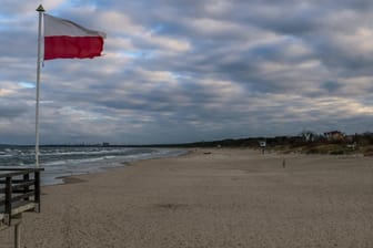 Eine polnische Flagge am Strand von Usedom: Das Auto des getöteten Mannes stand in Ahlbeck, seine Leiche wurde in Świnoujście gefunden. (Archivbild)