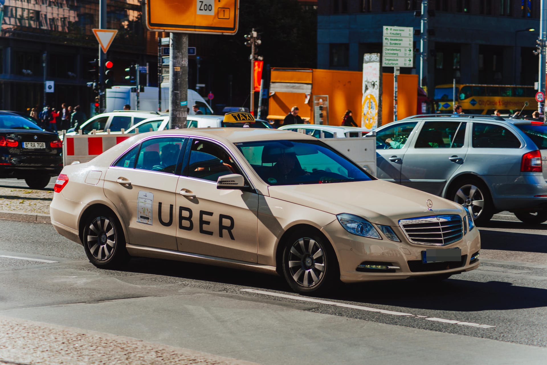 Taxi mit Uber-Werbung in Berlin: Der US-amerikanische Fahrdienstleister geht an die Börse.