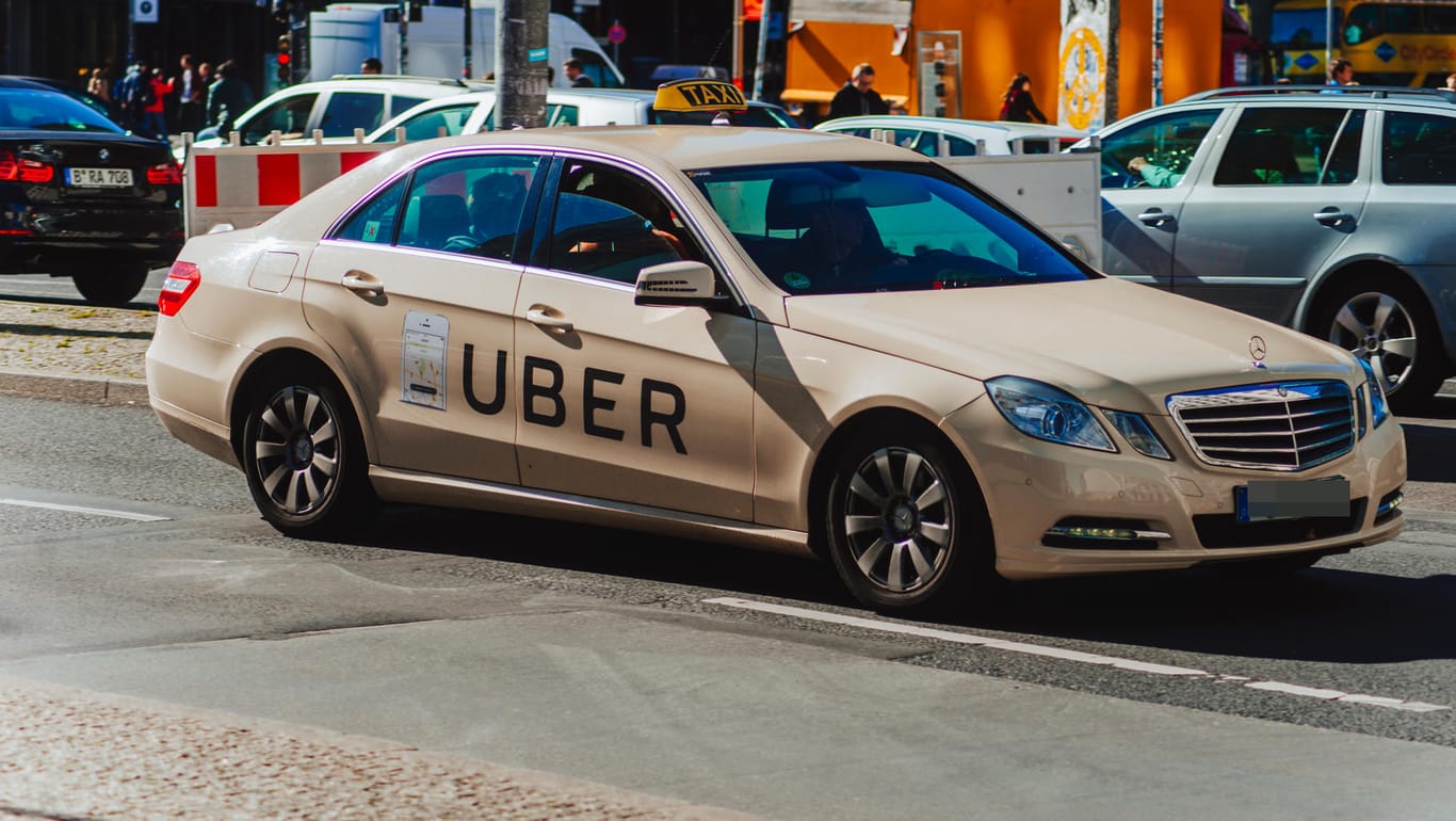 Taxi mit Uber-Werbung in Berlin: Der US-amerikanische Fahrdienstleister geht an die Börse.