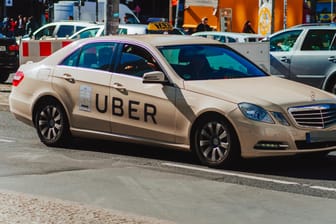 Taxi mit Uber-Werbung in Berlin: Der US-amerikanische Fahrdienstleister geht an die Börse.