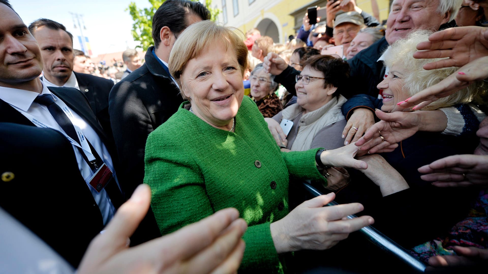 EU-Gipfel in Rumänien: Kanzlerin Merkel wird von Einwohnern der siebenbürgischen Stadt begrüßt.