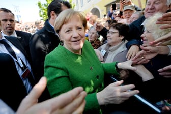 EU-Gipfel in Rumänien: Kanzlerin Merkel wird von Einwohnern der siebenbürgischen Stadt begrüßt.