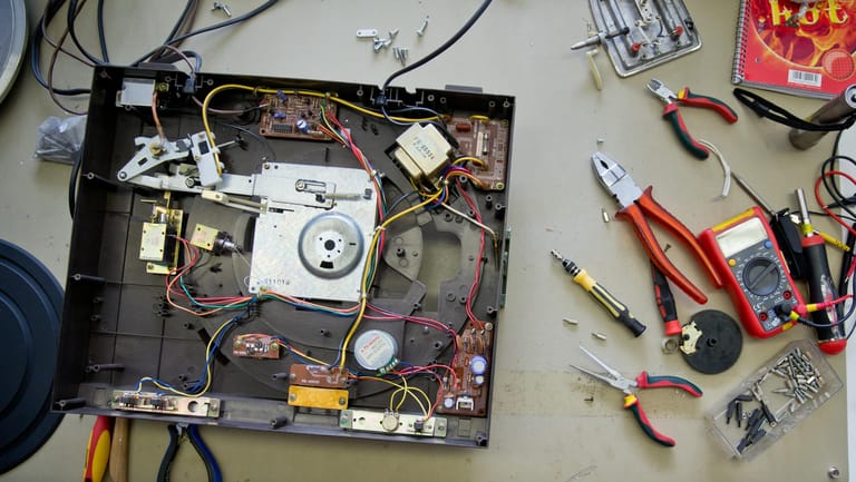 Ein defekter und geöffneter Schallplattenspieler: In sogenannten Repair Cafés können defekte Geräte repariert werden. Werkzeug und Unterstützung gibt es vor Ort.