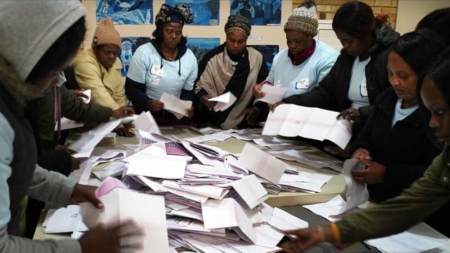 Wahlhelfer zählen in Johannesburg Stimmzettel aus.