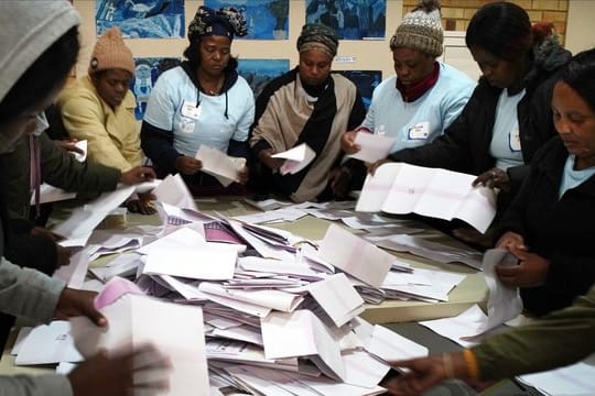 Wahlhelfer zählen in Johannesburg Stimmzettel aus.