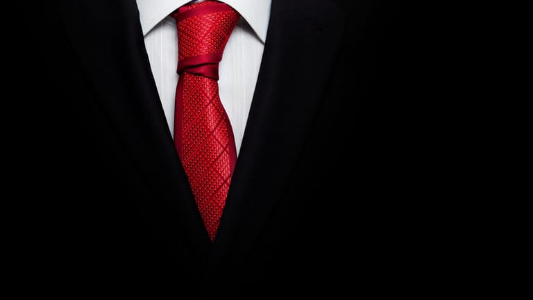 In vielen Branchen ist sie ein Muss: Die Krawatte zum Business-Outfit.