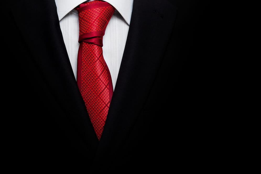 In vielen Branchen ist sie ein Muss: Die Krawatte zum Business-Outfit.