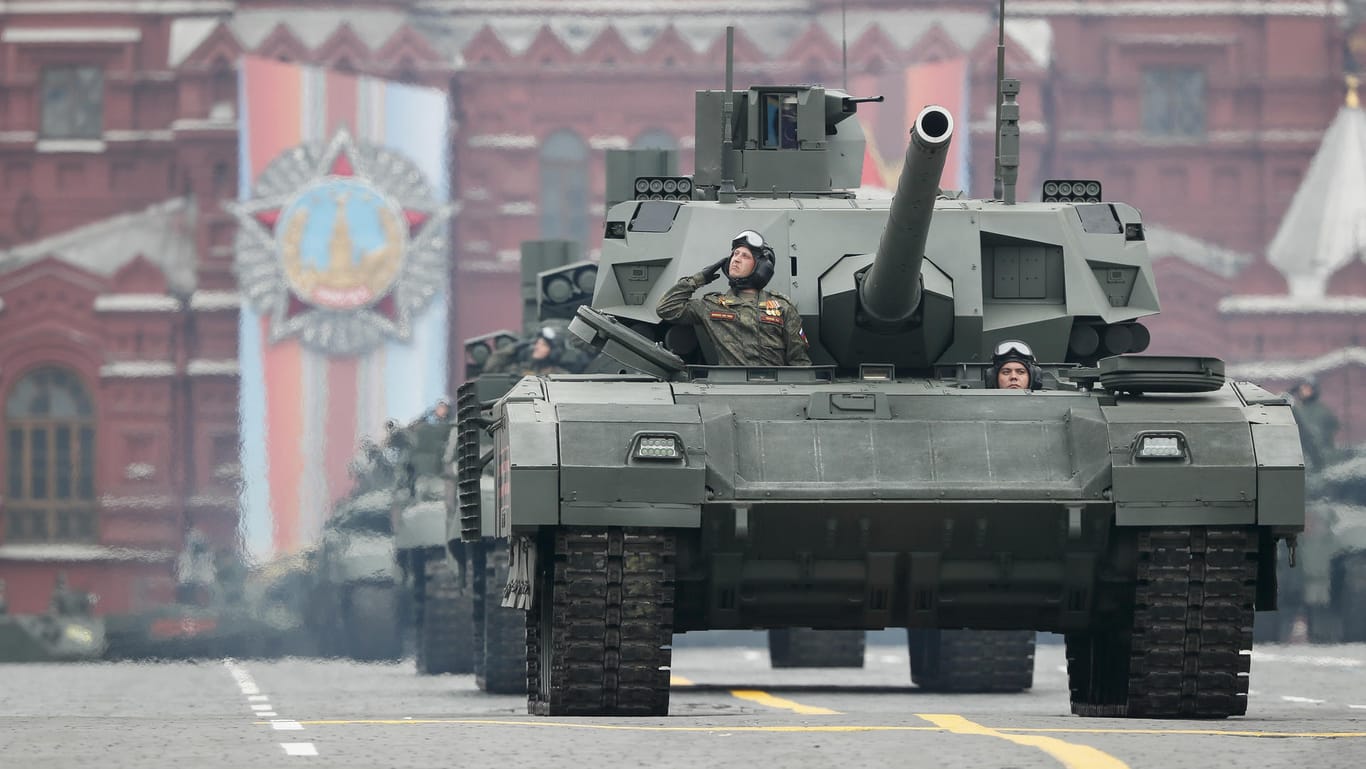 Parade am Tag des Sieges: Moderne T-14-Panzer rollen über den Roten Platz in Moskau.