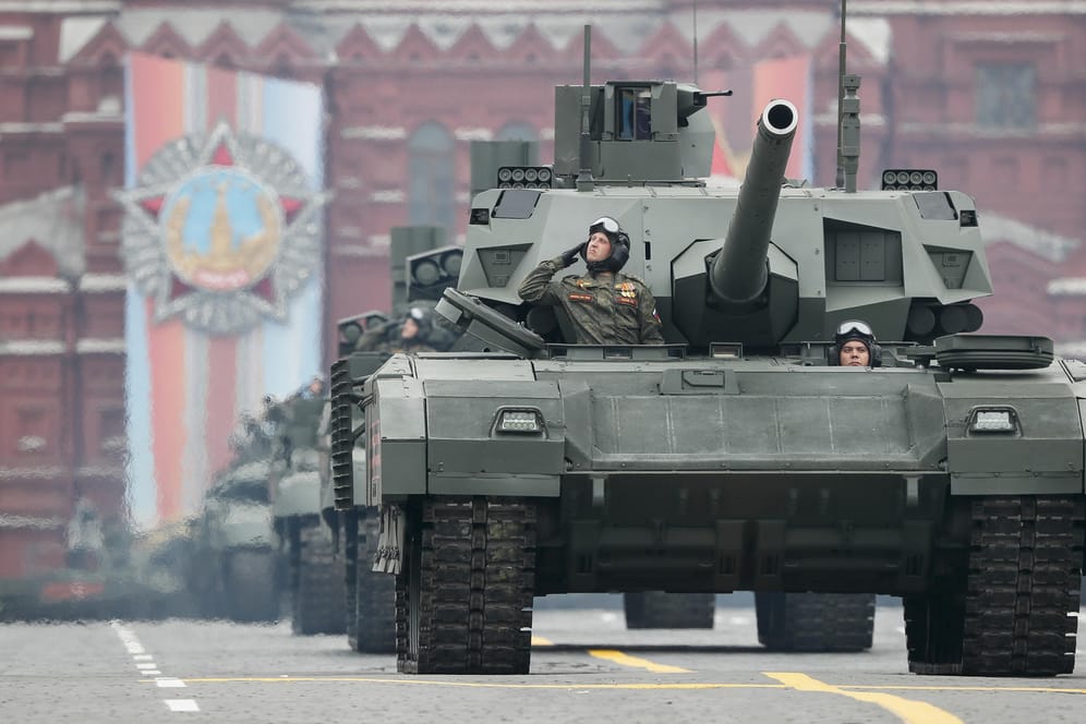Parade am Tag des Sieges: Moderne T-14-Panzer rollen über den Roten Platz in Moskau.