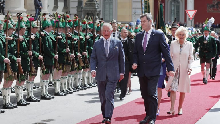 Prinz Charles und seine Frau Camilla: Sie werden von dem bayerischen Ministerpräsidenten Markus Söder vor der historischen Residenz auf dem Max-Joseph-Platz empfangen.