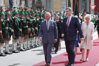 Prinz Charles und seine Frau Camilla: Sie werden von dem bayerischen Ministerpräsidenten Markus Söder vor der historischen Residenz auf dem Max-Joseph-Platz empfangen.