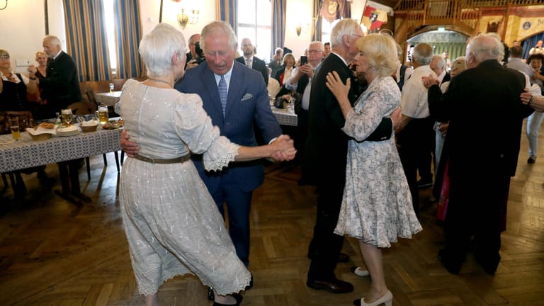 Beim Seniorentanz: Prinz Charles und seine Ehefrau Camilla tanzen mit Hans Kleindl und Margot Bissinger während eines Besuchs im Hofbräuhaus.